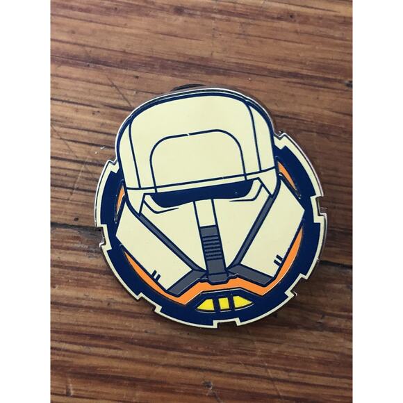 Disney Trading Pin 128635 DSSH - SOLO: A Star Wars Story - Stormtrooper Helmet - Picture 1 of 2